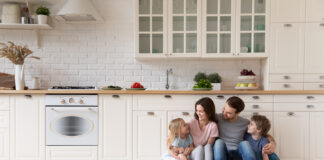 Familie auf Boden mit Fussbodenheizung