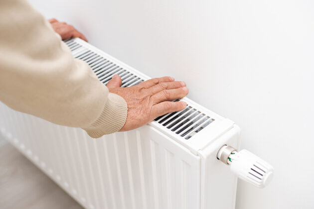 Heizkörper Nur Oben Warm Rücklauf Kalt Heizung wird nur oben warm? Wir erklären warum! | heizungshelden.com