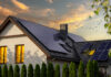Haus mit Solarkollektoren auf dem Dach