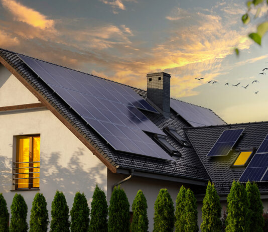 Haus mit Solarkollektoren auf dem Dach