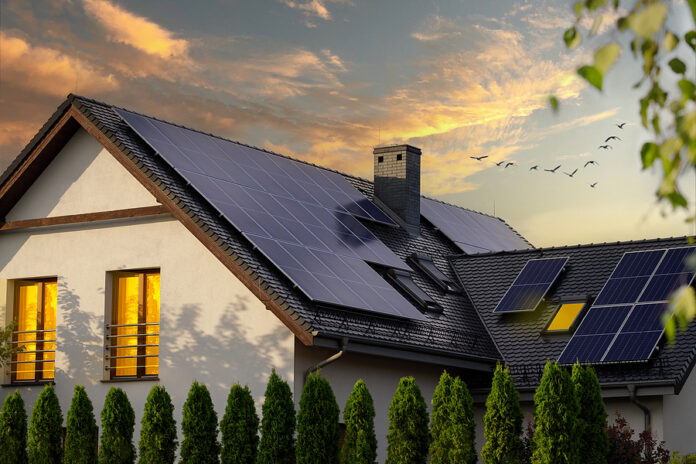 Haus mit Solarkollektoren auf dem Dach