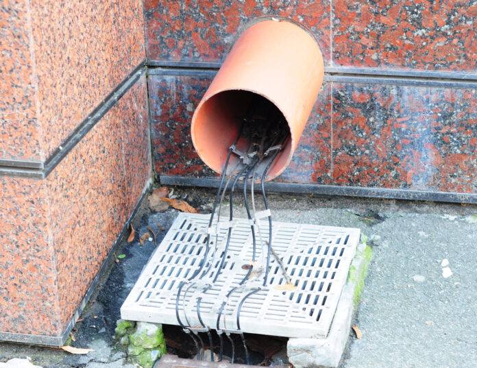 Schläuche einer Dachrinnenheizung