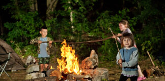 Kinder an einem Lagerfeuer