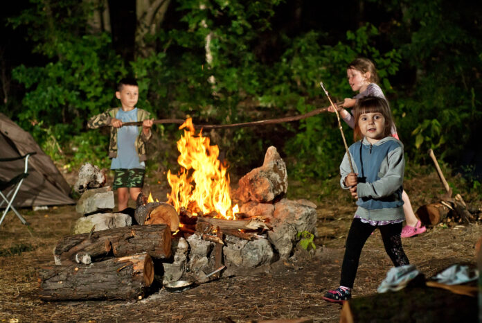 Kinder an einem Lagerfeuer