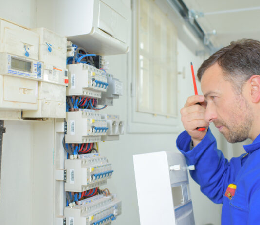 Elektriker an einem Sicherungskasten